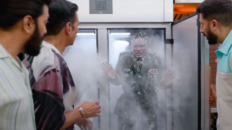 The trailer opens with Nana Patekar's powerful voice, setting the stage for a grand celebration aboard a luxurious cruise ship. The story kicks off with a 100-year-old billionaire's birthday party and his desire to declare his son, 'Jolly', as his heir. But here's the twist! Akshay Kumar, Riteish Deshmukh, and Abhishek Bachchan all claim to be 'Jolly'. In this chaotic mix, a mysterious murder occurs, and these three, along with their three girlfriends, are taken into custody as suspects.